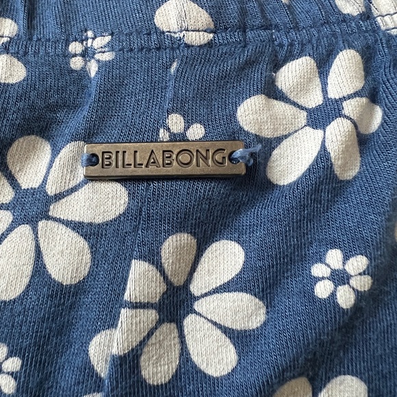 Billabong high waist flare pants w/ blue and white floral pattern - Picture 3 of 8